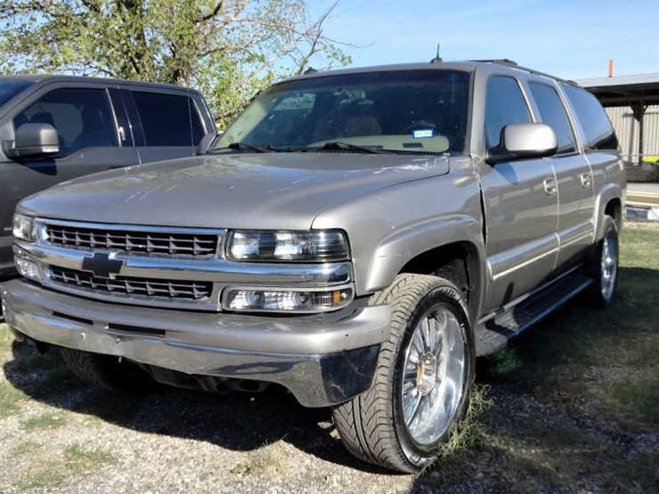 2003-chevrolet-suburban-image-1