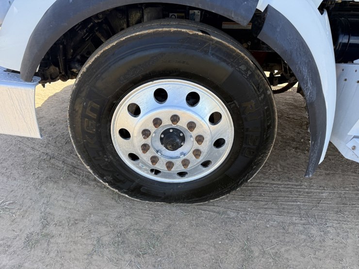 2018-peterbilt-567-image-13