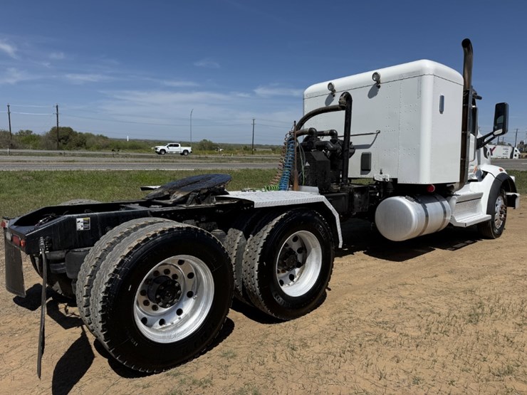 2018-peterbilt-567-image-5
