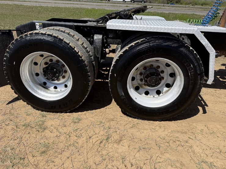 2018-peterbilt-567-image-15