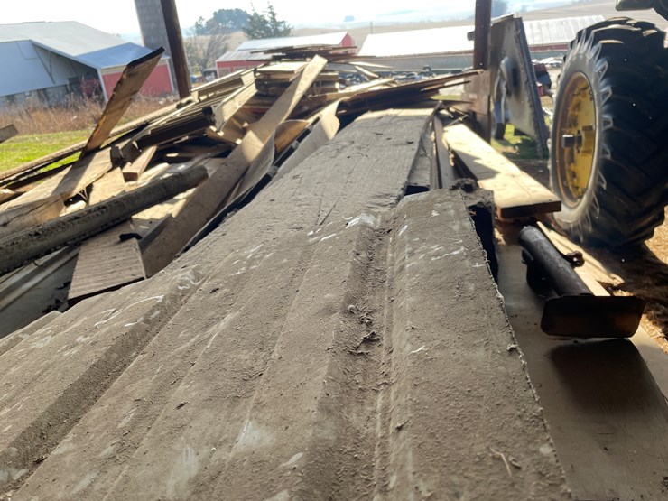 #6069-•-18'-flatbed-wagon-with-contents-image-23