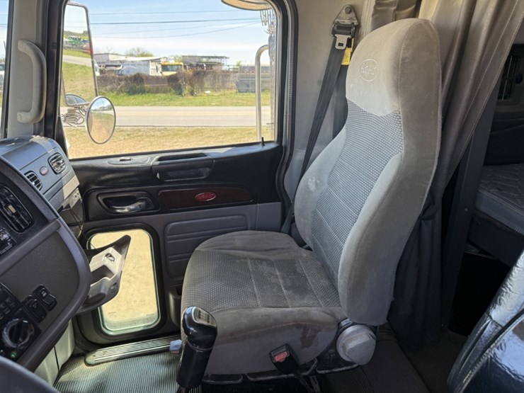 2013-peterbilt-367-image-16