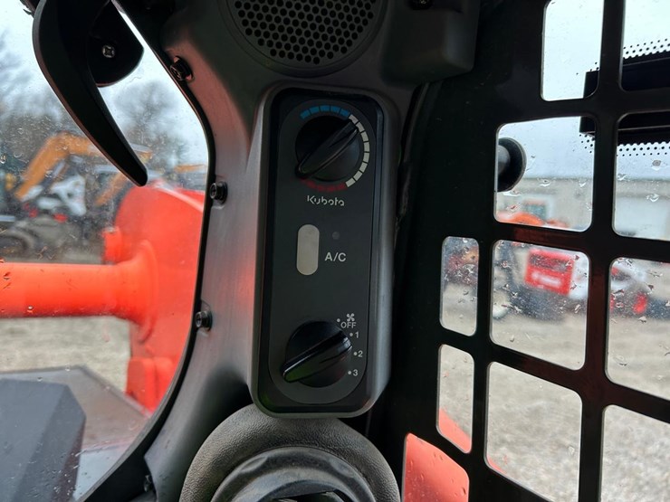 2019-kubota-ssv75-image-24