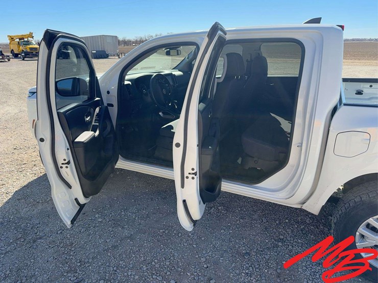 2022-nissan-frontier-sv-image-10