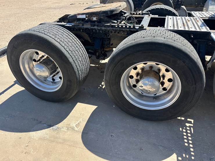 2015-volvo-vn-image-4