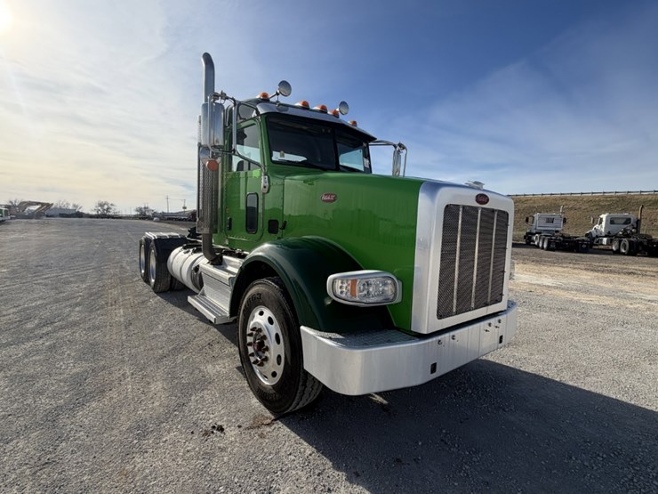 2021-peterbilt-367-image-4