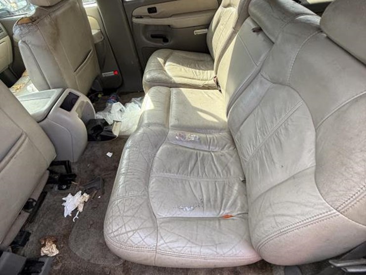 2001-chevrolet-suburban-image-14