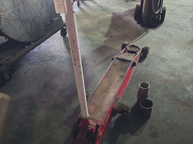 large-heavy-duty-floor-jack-image-3