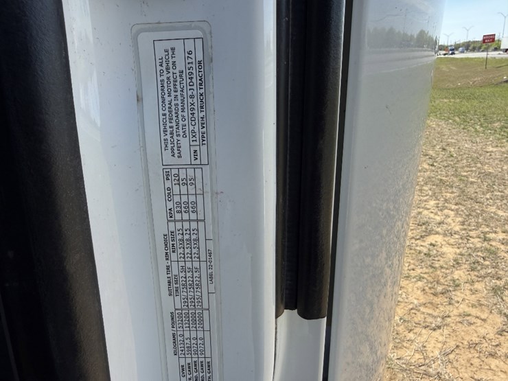 2018-peterbilt-567-image-18