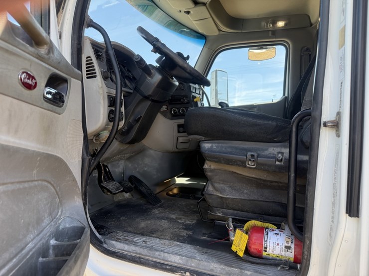 2018-peterbilt-567-image-15