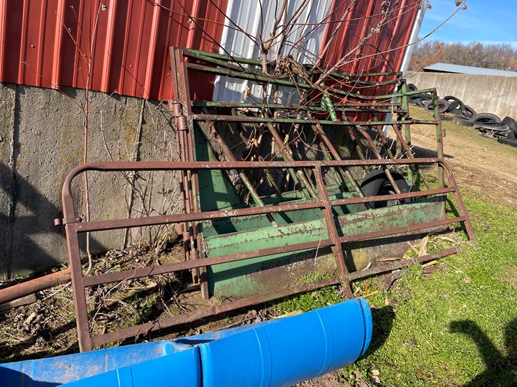 #6047-•-(3)-feeding-gates-image-3