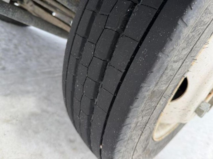 2022-isuzu-nrr-image-28