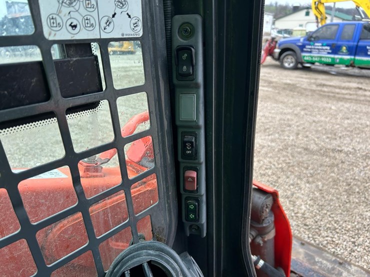 2019-kubota-ssv75-image-22