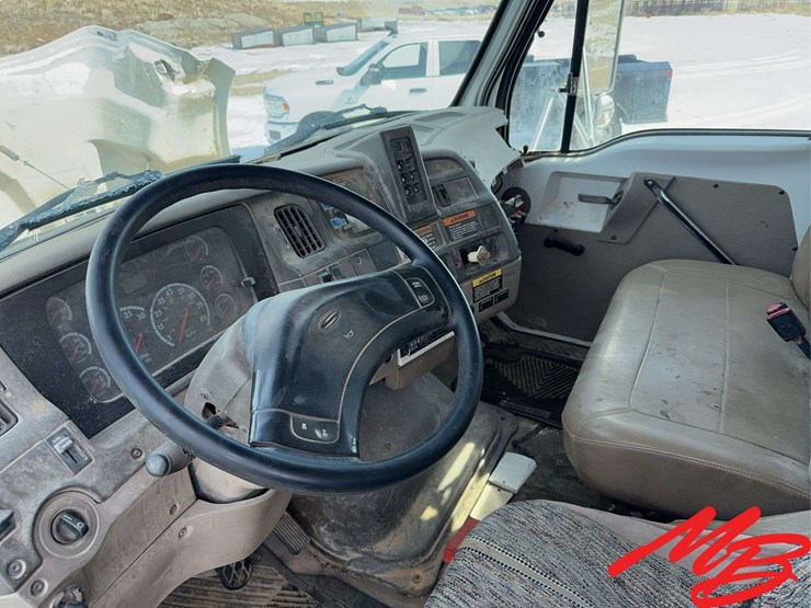 2002-sterling-m8500-image-32