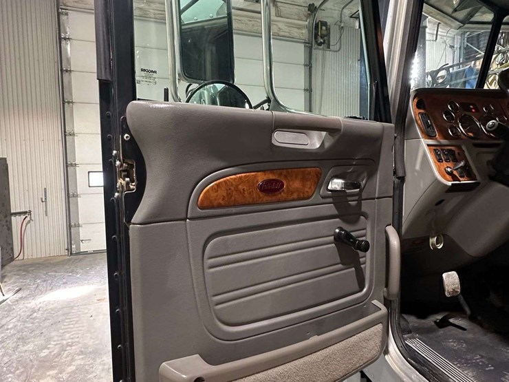 2007-peterbilt-379-image-71