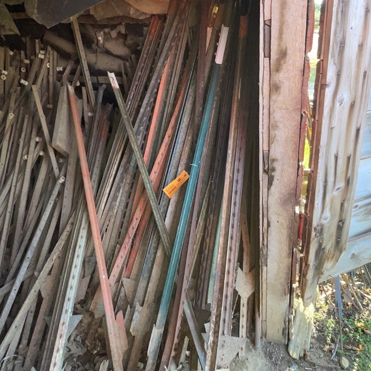 #6089 • Large Quantity of T-Posts