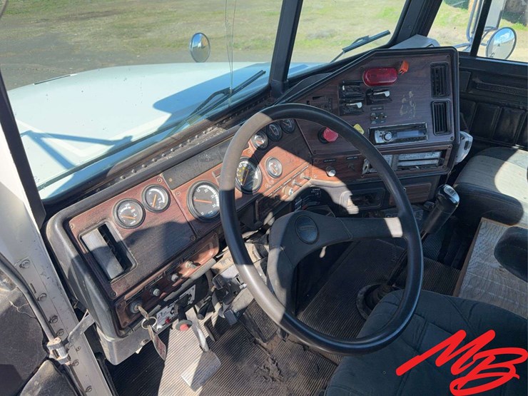 1997-freightliner-fld120-image-16