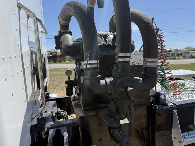 2018-peterbilt-567-image-11