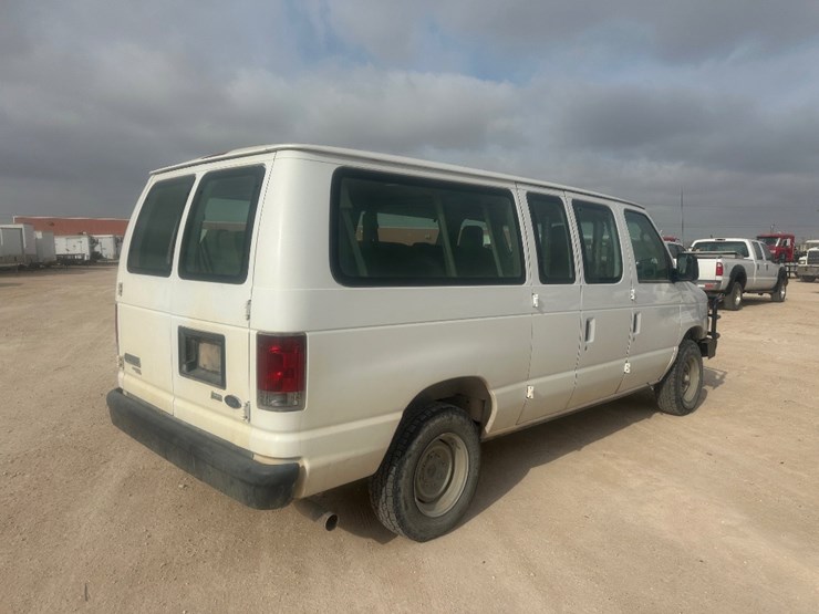 2013-ford-e350-image-4