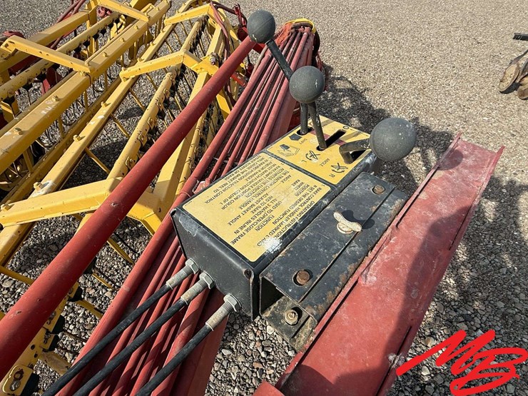 new-holland-216-image-12