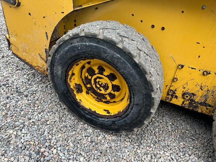 2020-deere-318g-image-13