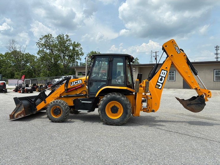 2021-jcb-3cx-image-1