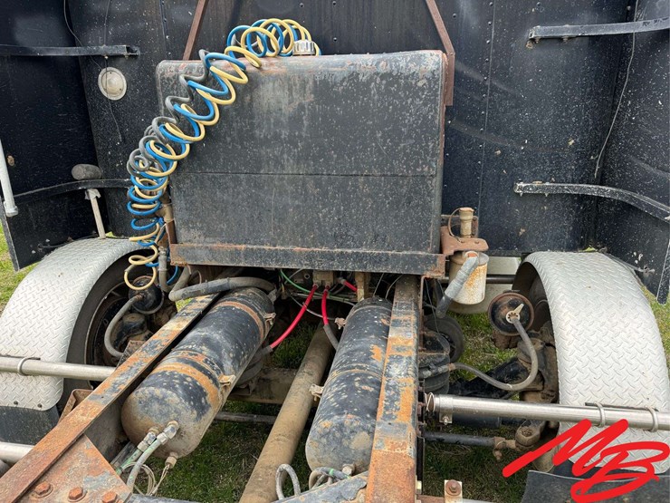 1990-freightliner-fld120-image-33