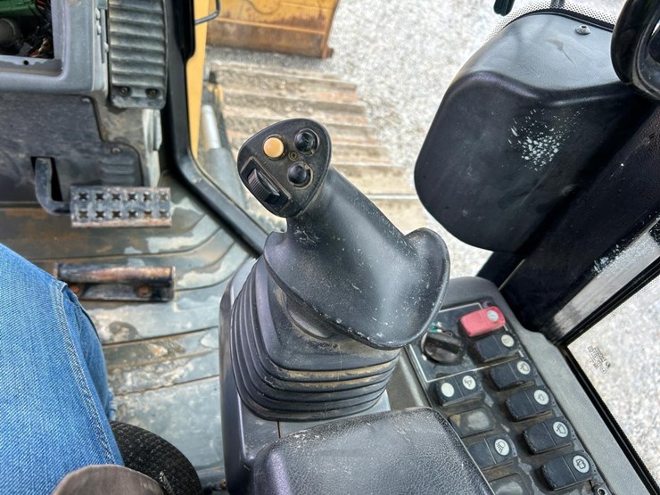 2015-caterpillar-d6k2-lgp-image-26