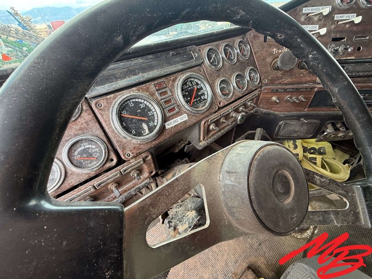 1999-freightliner-fld120-image-16