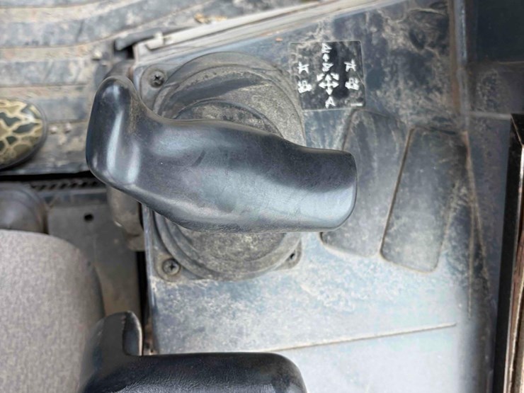 2005-deere-450j-lt-image-12