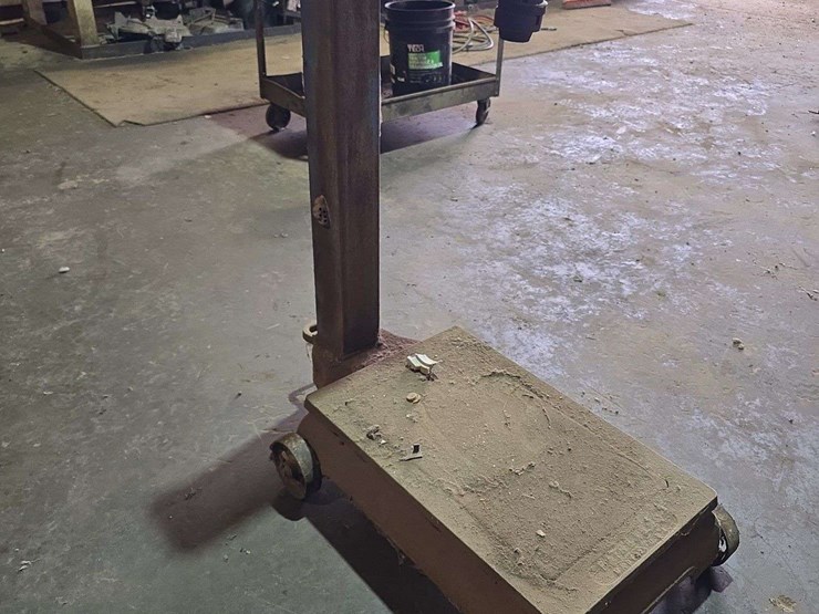 vintage-scale-with-weights-image-1