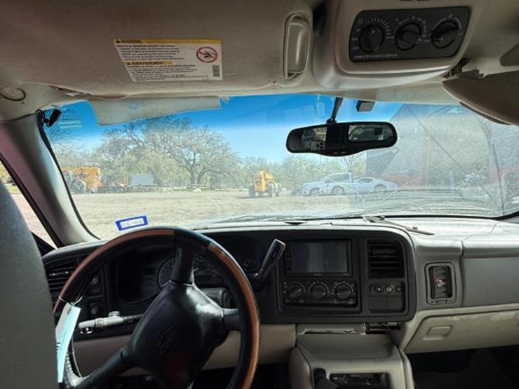 2001-chevrolet-suburban-image-11