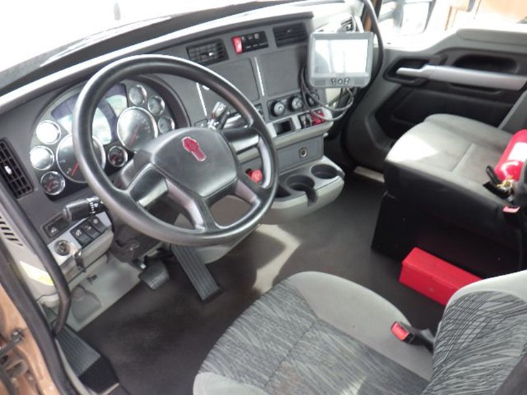 2022-kenworth-t680-image-16