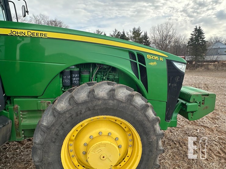 john-deere-8235r-image-8