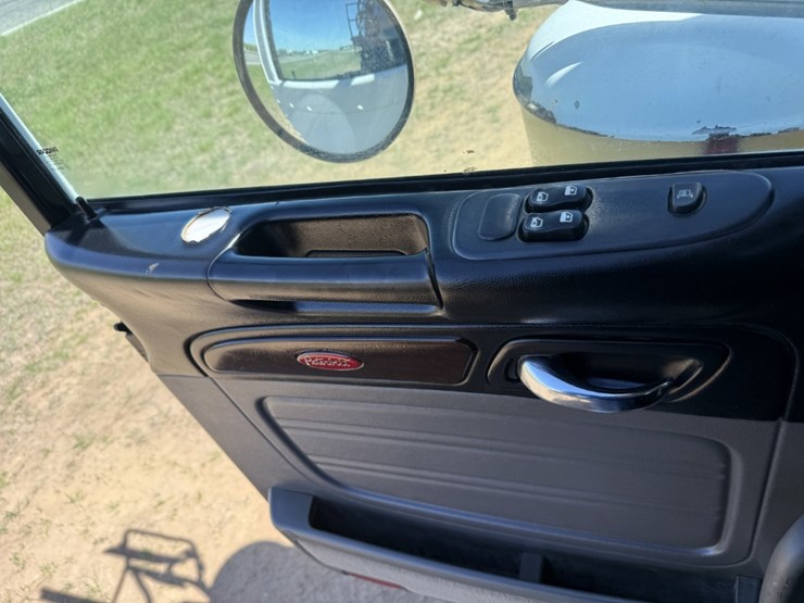 2013-peterbilt-367-image-27