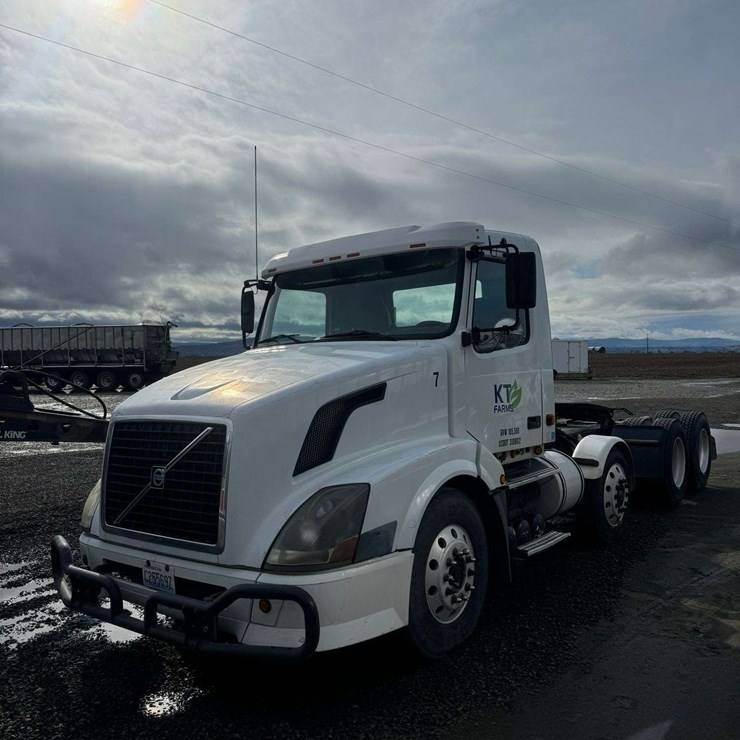 2006 Volvo VNL Semi Truck