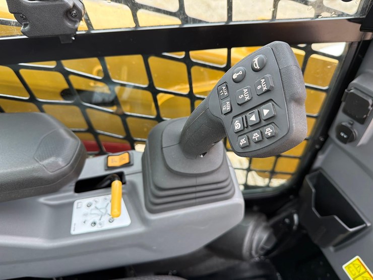 2025-caterpillar-255-image-17