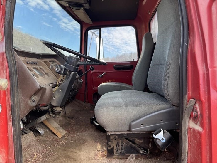 1980-ford-8000-image-18