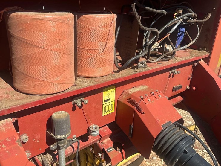 new-holland-br730-image-10