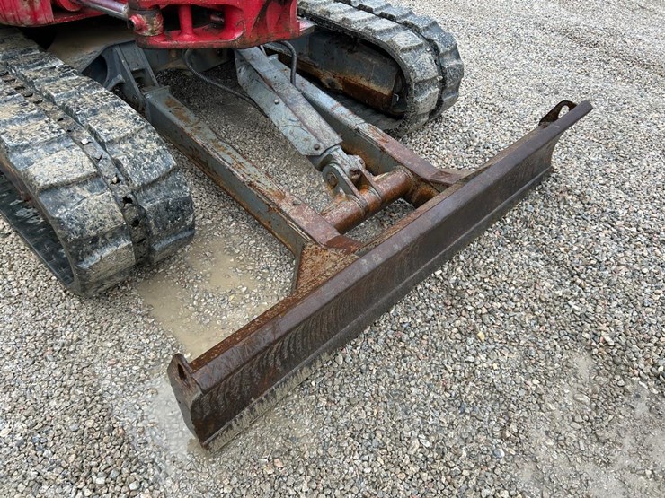 2015-takeuchi-tb260-image-11