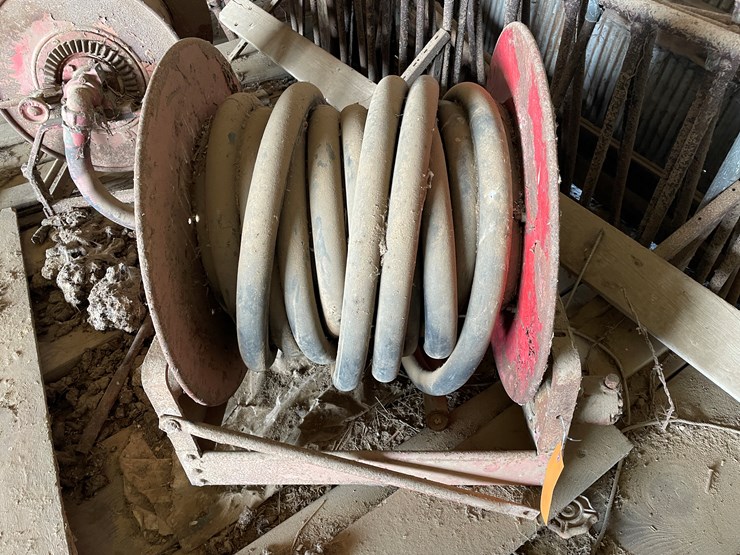 #6066-•-(2)-hydraulic-hose-reels-image-2