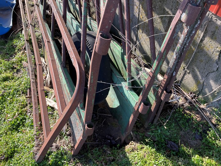 #6047-•-(3)-feeding-gates-image-13