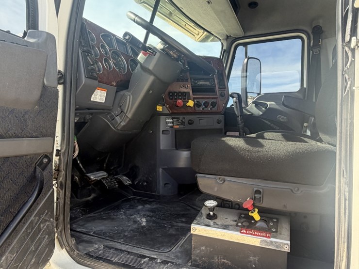 2010-mack-cxu-tri-axle-image-9