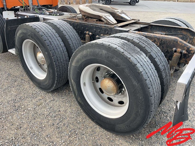 2004-peterbilt-379-image-22