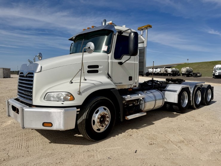 2010-mack-cxu-tri-axle-image-1
