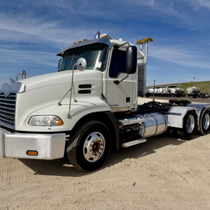 2010 MACK CXU TRI-AXLE