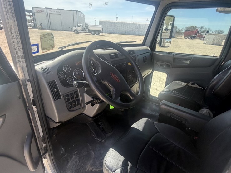 2016-peterbilt-337-image-10