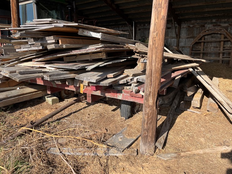 #6069-•-18'-flatbed-wagon-with-contents-image-1