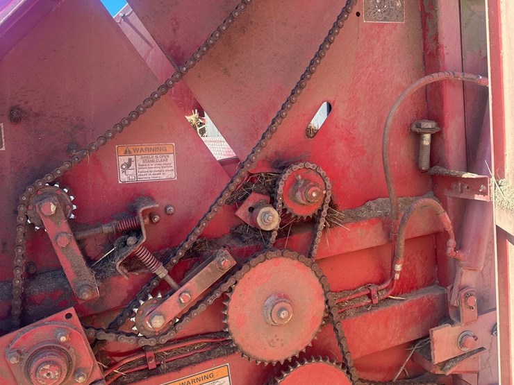 new-holland-br730-image-13