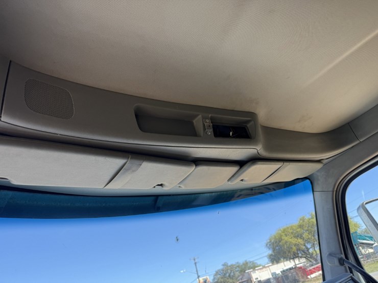 2018-peterbilt-567-image-14